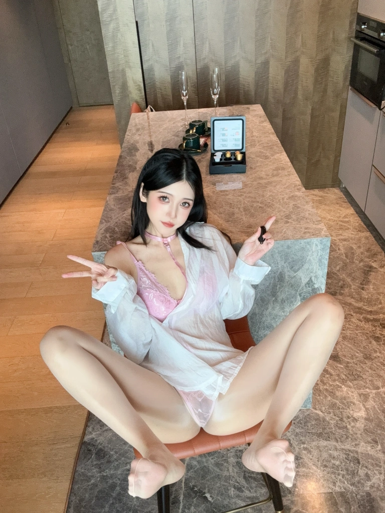 不呆猫《粉色衬衣女友》主题写真：66张全套美图，含1个视频