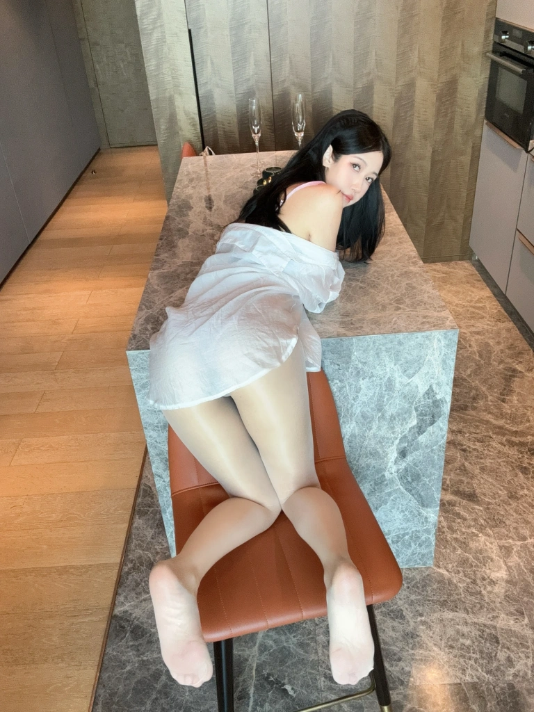 不呆猫《粉色衬衣女友》主题写真：66张全套美图，含1个视频
