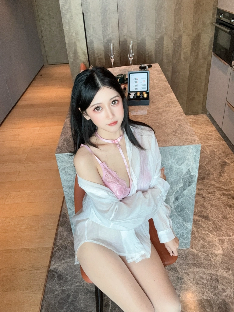 不呆猫《粉色衬衣女友》主题写真：66张全套美图，含1个视频