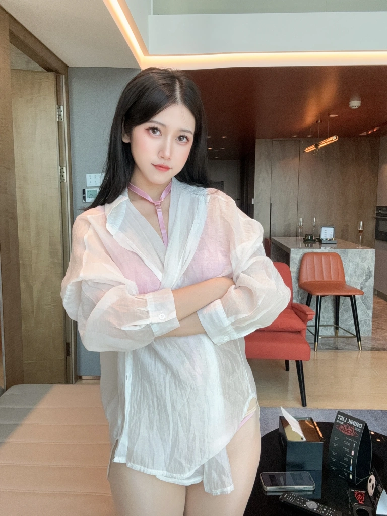 不呆猫《粉色衬衣女友》主题写真：66张全套美图，含1个视频