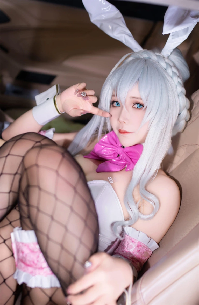 抱走莫子《雪女跑车兔女郎》主题写真：27张全套美图