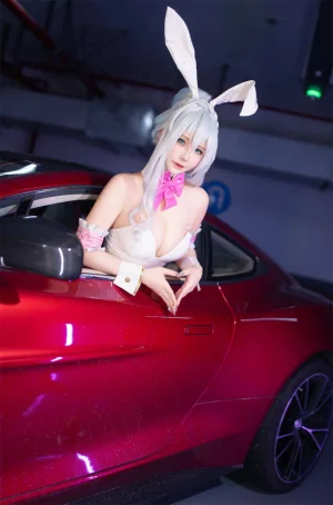 抱走莫子《雪女跑车兔女郎》主题写真：27张全套美图