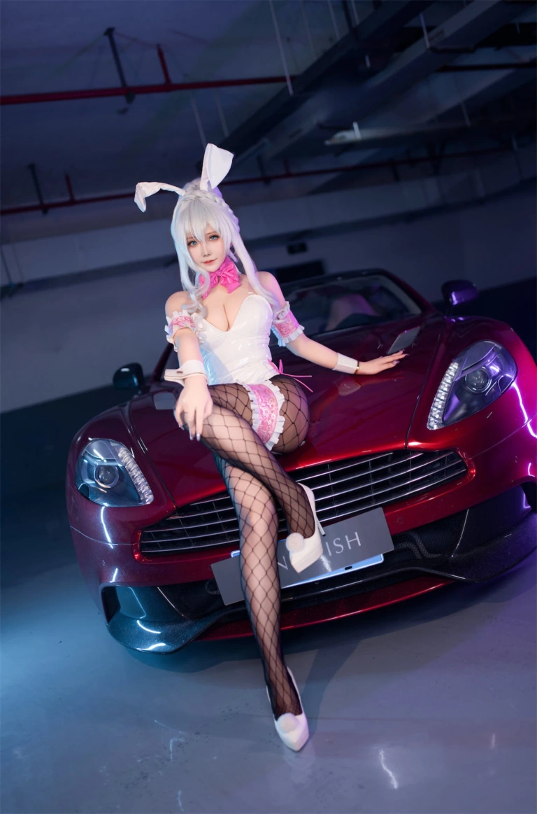抱走莫子《雪女跑车兔女郎》主题写真：27张全套美图