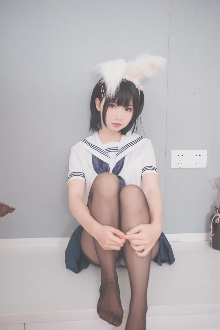 面饼仙儿《兔耳jk》主题写真：17张全套美图