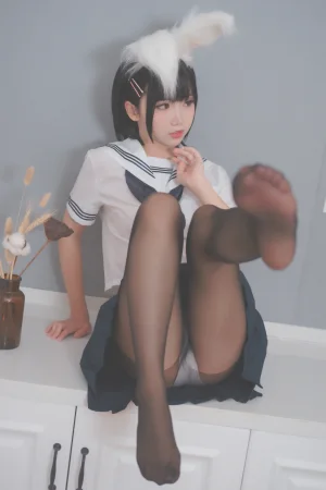 面饼仙儿《兔耳jk》主题写真：17张全套美图