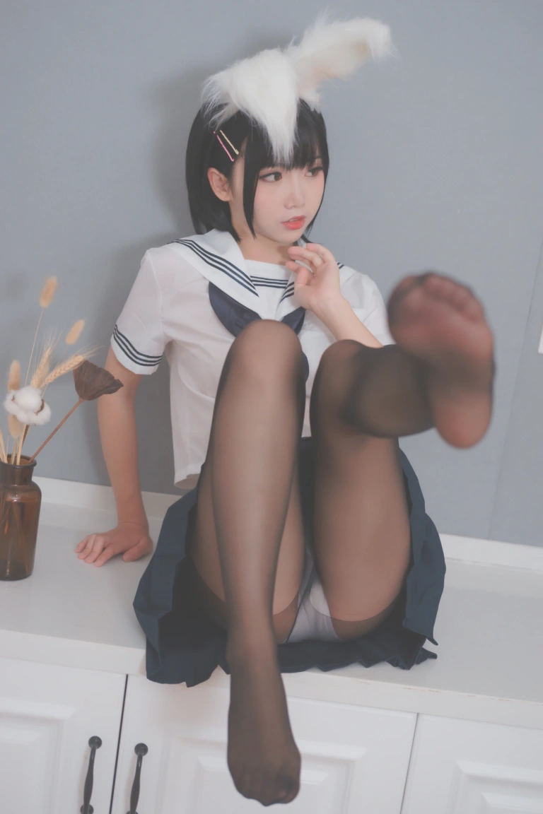 面饼仙儿《兔耳jk》主题写真：17张全套美图