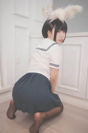 面饼仙儿《兔耳jk》主题写真：17张全套美图