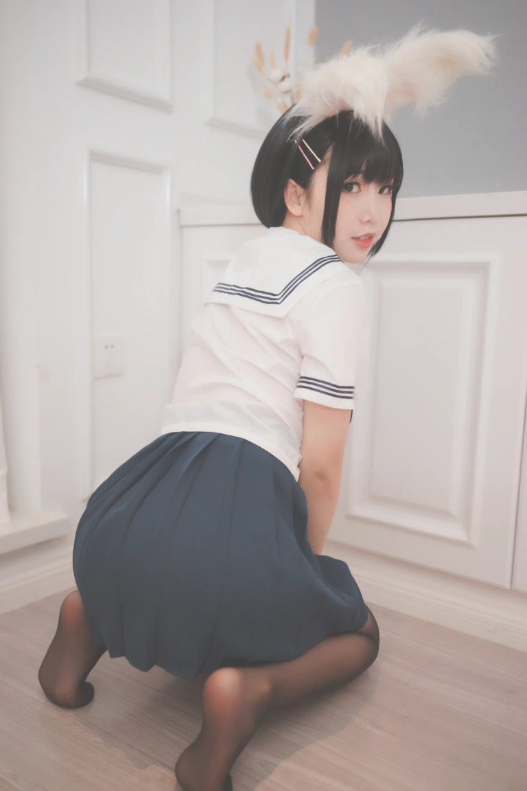 面饼仙儿《兔耳jk》主题写真：17张全套美图