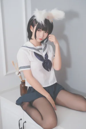 面饼仙儿《兔耳jk》主题写真：17张全套美图