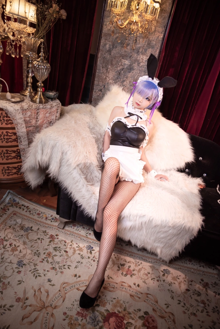 面饼仙儿《网袜蕾姆》主题写真：27张全套美图