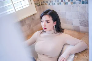 皮皮奶《裸色OL》主题写真：24张全套美图