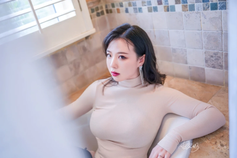 皮皮奶《裸色OL》主题写真：24张全套美图