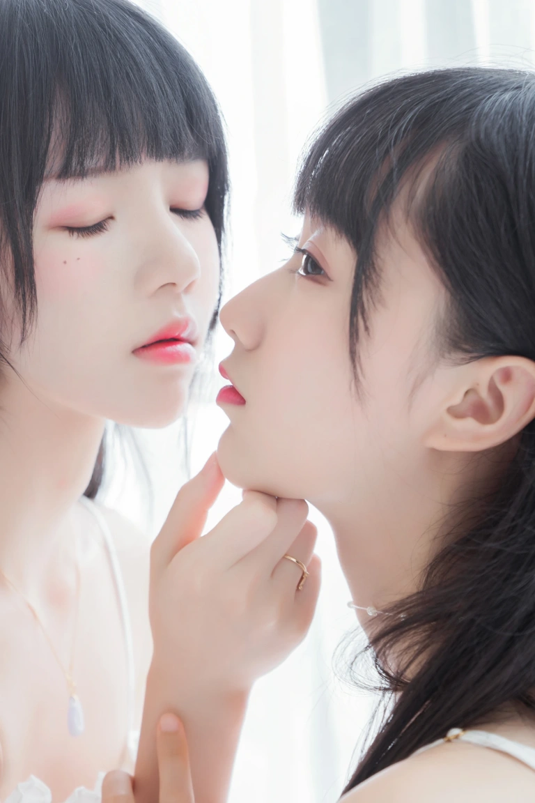桜桃喵《朝（白裙×白裙）桜桃喵&木绵绵OwO》主题写真：58张全套美图