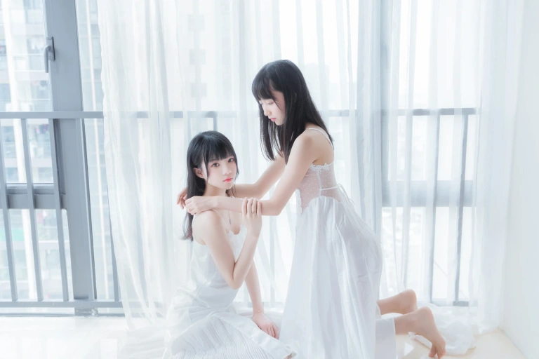 桜桃喵《朝（白裙×白裙）桜桃喵&木绵绵OwO》主题写真：58张全套美图