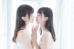 桜桃喵《朝（白裙×白裙）桜桃喵&木绵绵OwO》主题写真：58张全套美图