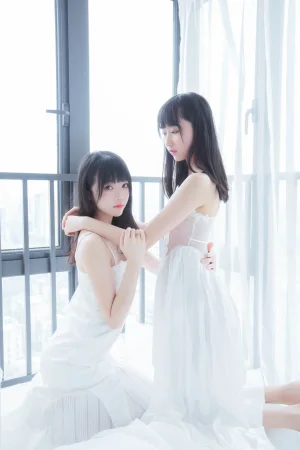 桜桃喵《朝（白裙×白裙）桜桃喵&木绵绵OwO》主题写真：58张全套美图