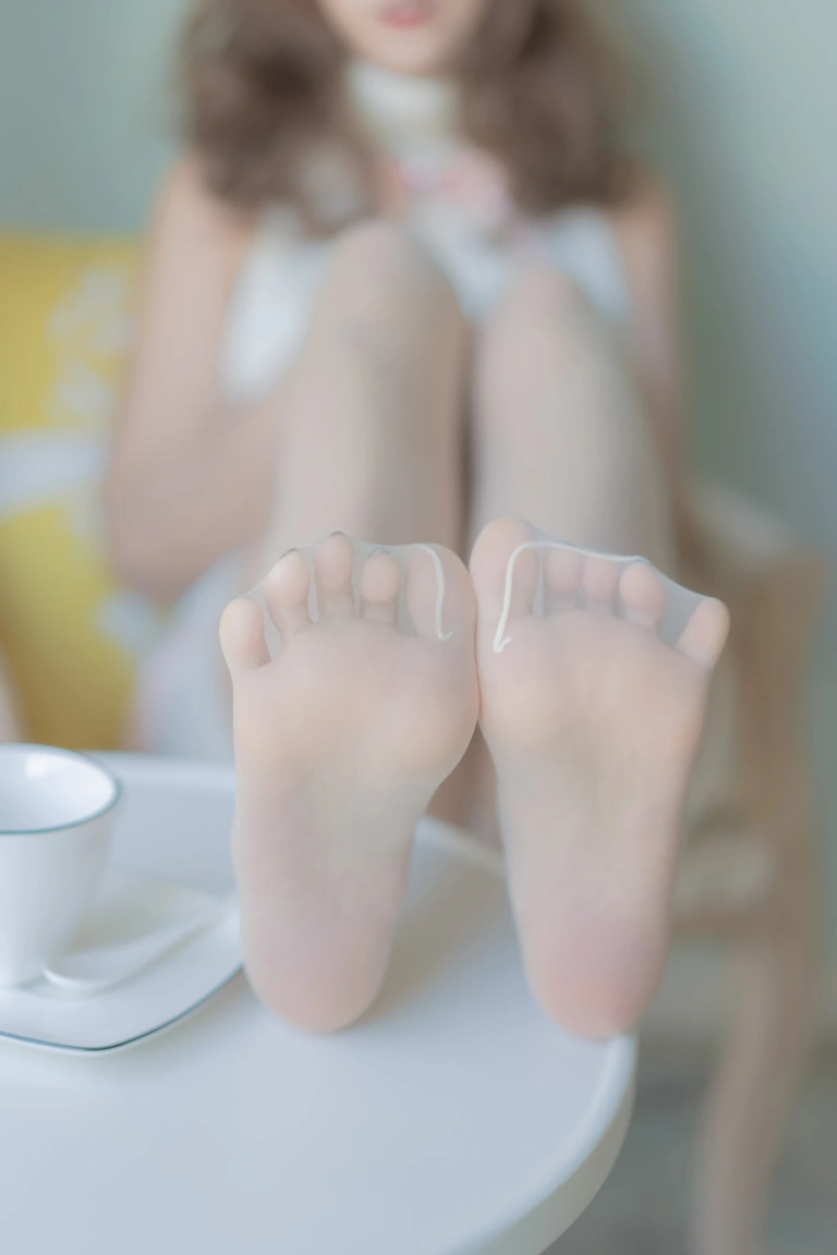 过期米线线喵《露背毛衣》主题写真：42张全套美图