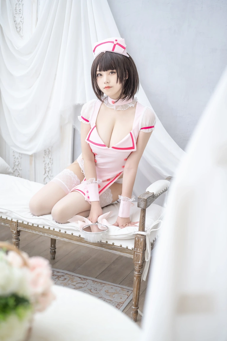 蜜汁猫裘《粉色小护士》主题写真：61张全套美图