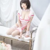 蜜汁猫裘《粉色小护士》主题写真：61张全套美图