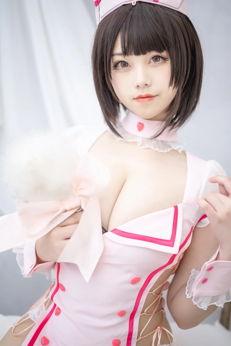 蜜汁猫裘《粉色小护士》主题写真：61张全套美图