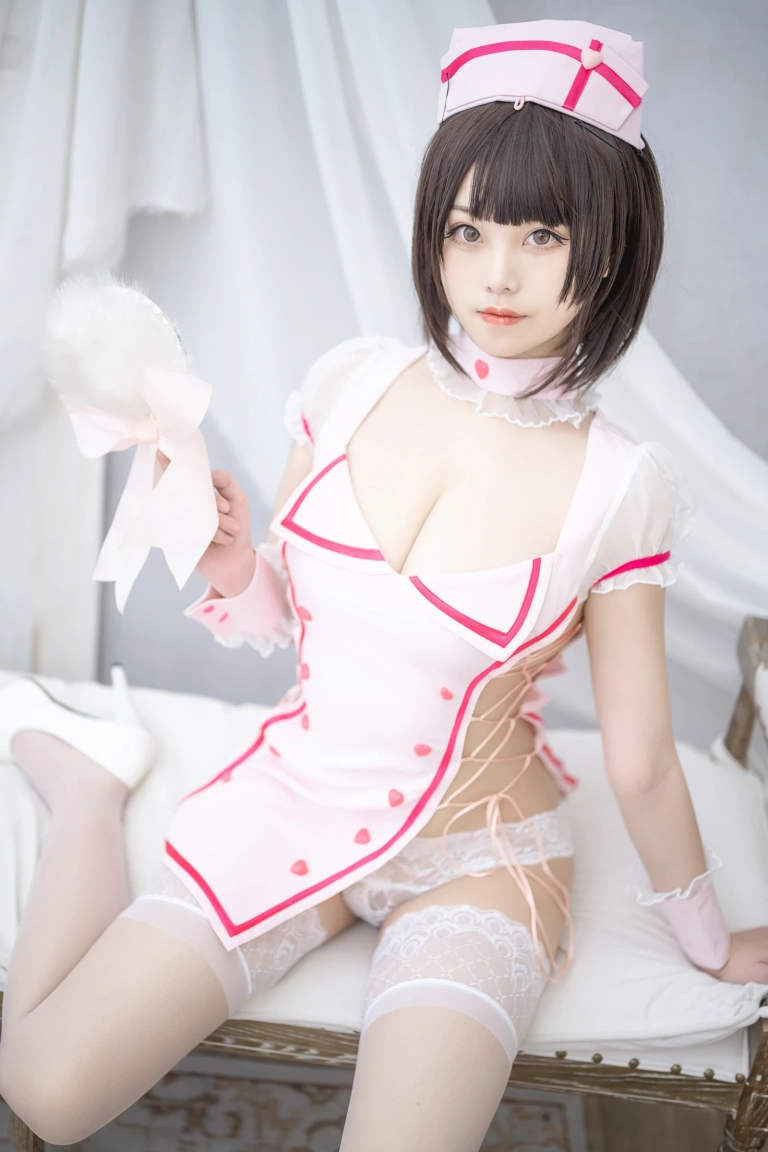 蜜汁猫裘《粉色小护士》主题写真：61张全套美图