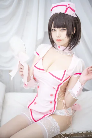 蜜汁猫裘《粉色小护士》主题写真：61张全套美图