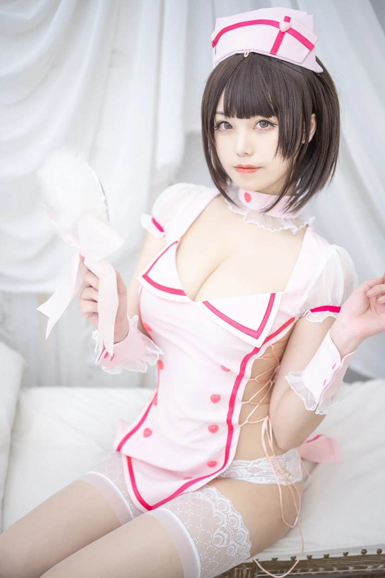 蜜汁猫裘《粉色小护士》主题写真：61张全套美图