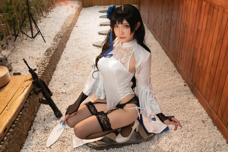 瓜希酱《少女前线 95式 玉玲珑》主题写真：20张全套美图