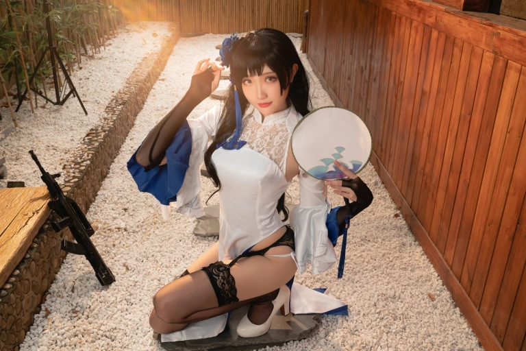 瓜希酱《少女前线 95式 玉玲珑》主题写真：20张全套美图