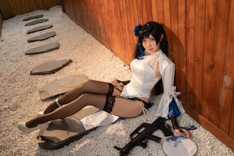 瓜希酱《少女前线 95式 玉玲珑》主题写真：20张全套美图