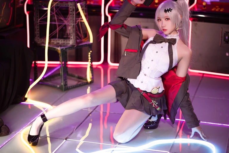 瓜希酱《少女前线 FN-57 Five-seveN》主题写真：22张全套美图