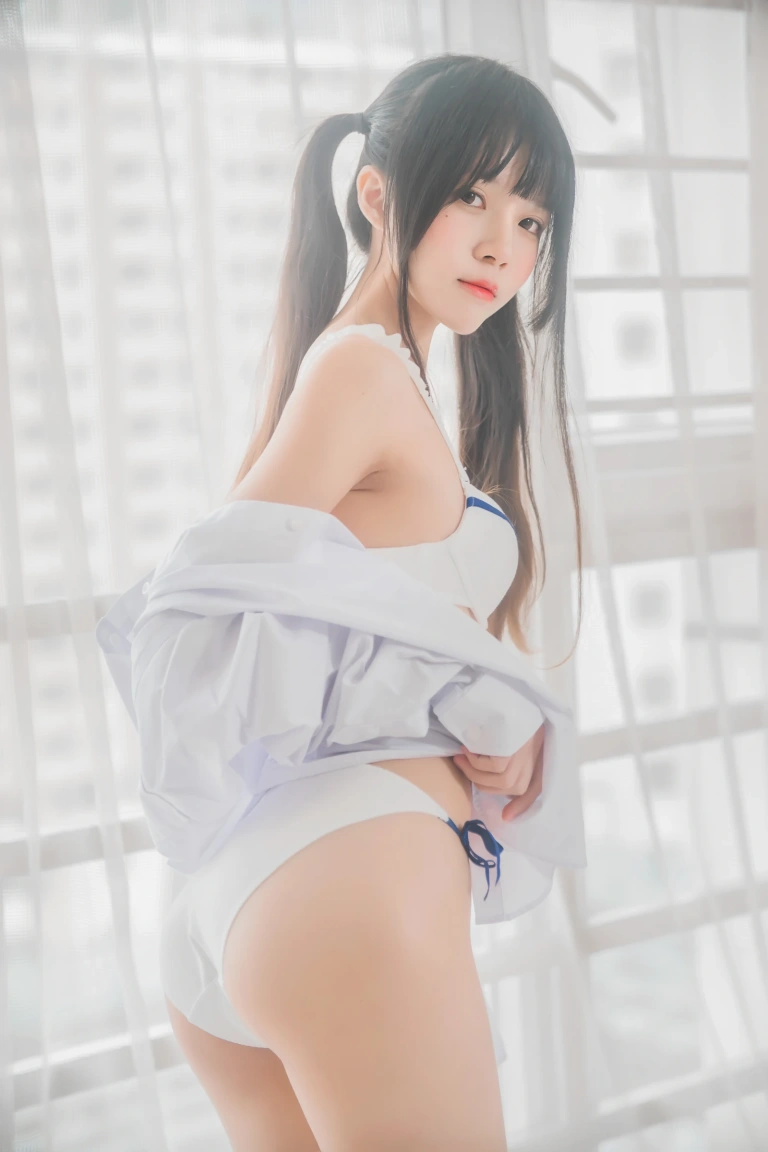 桜桃喵《桜桃未熟1 白衬衫双马尾》主题写真：47张全套美图