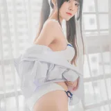 桜桃喵《桜桃未熟1 白衬衫双马尾》主题写真：47张全套美图