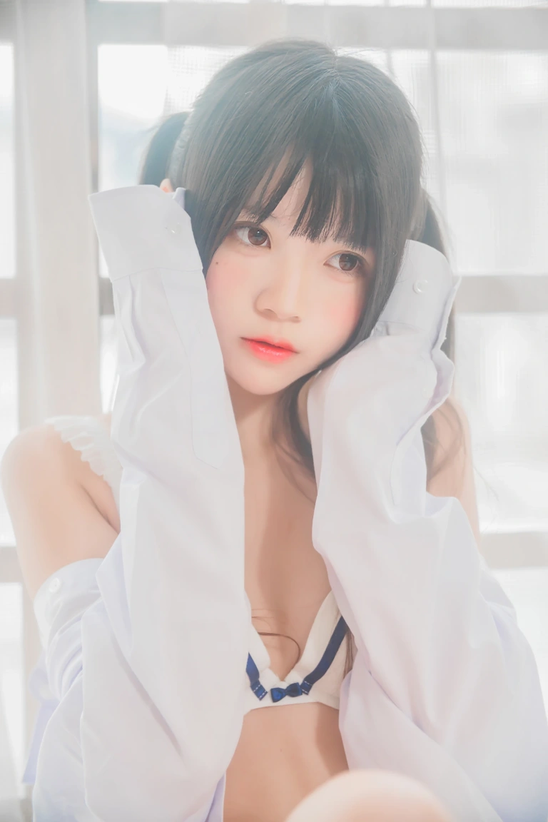 桜桃喵《桜桃未熟1 白衬衫双马尾》主题写真：47张全套美图