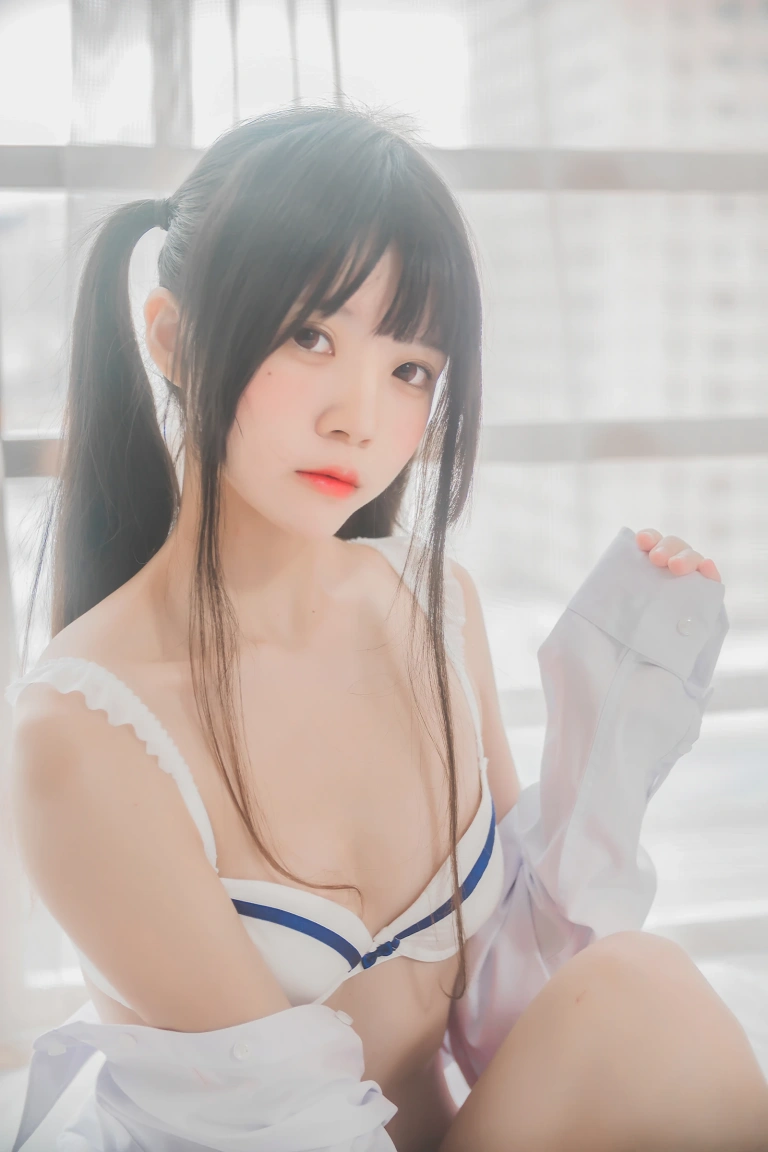 桜桃喵《桜桃未熟1 白衬衫双马尾》主题写真：47张全套美图