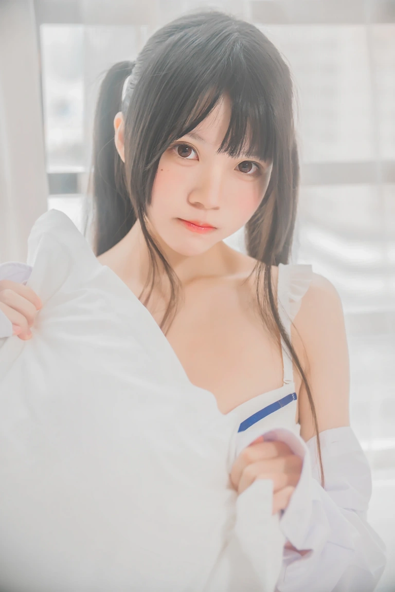 桜桃喵《桜桃未熟1 白衬衫双马尾》主题写真：47张全套美图
