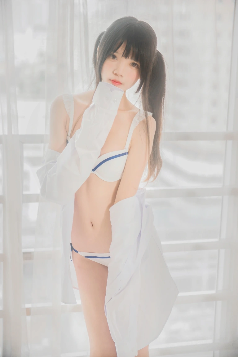 桜桃喵《桜桃未熟1 白衬衫双马尾》主题写真：47张全套美图