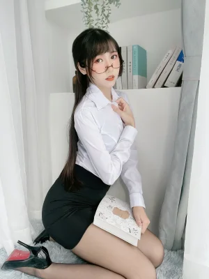 不呆猫《黑丝包臀裙OL》主题写真：24张全套美图，含5个视频