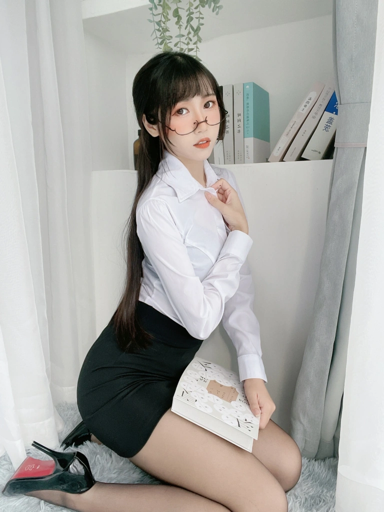 不呆猫《黑丝包臀裙OL》主题写真：24张全套美图，含5个视频