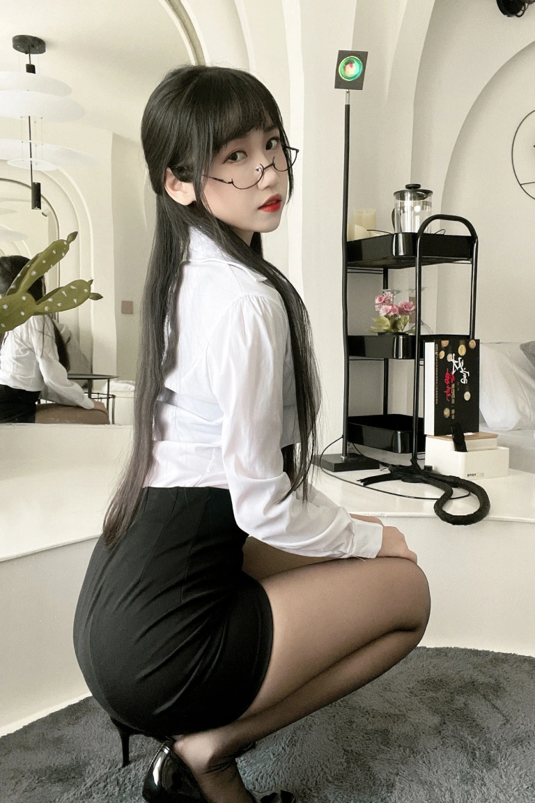 不呆猫《黑丝包臀裙OL》主题写真：24张全套美图，含5个视频