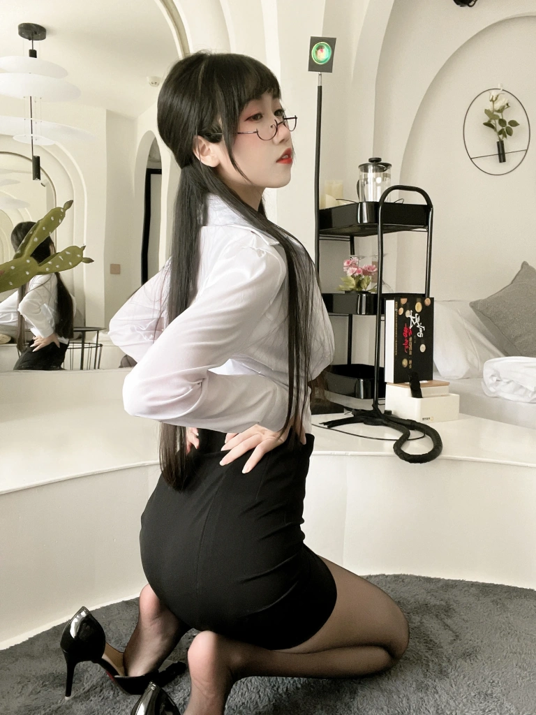 不呆猫《黑丝包臀裙OL》主题写真：24张全套美图，含5个视频