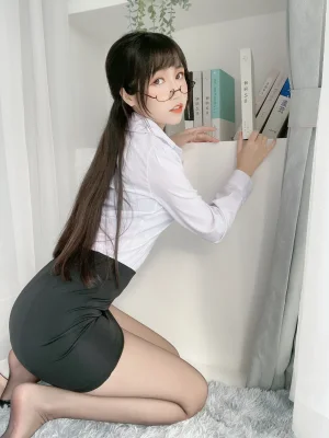 不呆猫《黑丝包臀裙OL》主题写真：24张全套美图，含5个视频