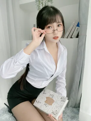 不呆猫《黑丝包臀裙OL》主题写真：24张全套美图，含5个视频