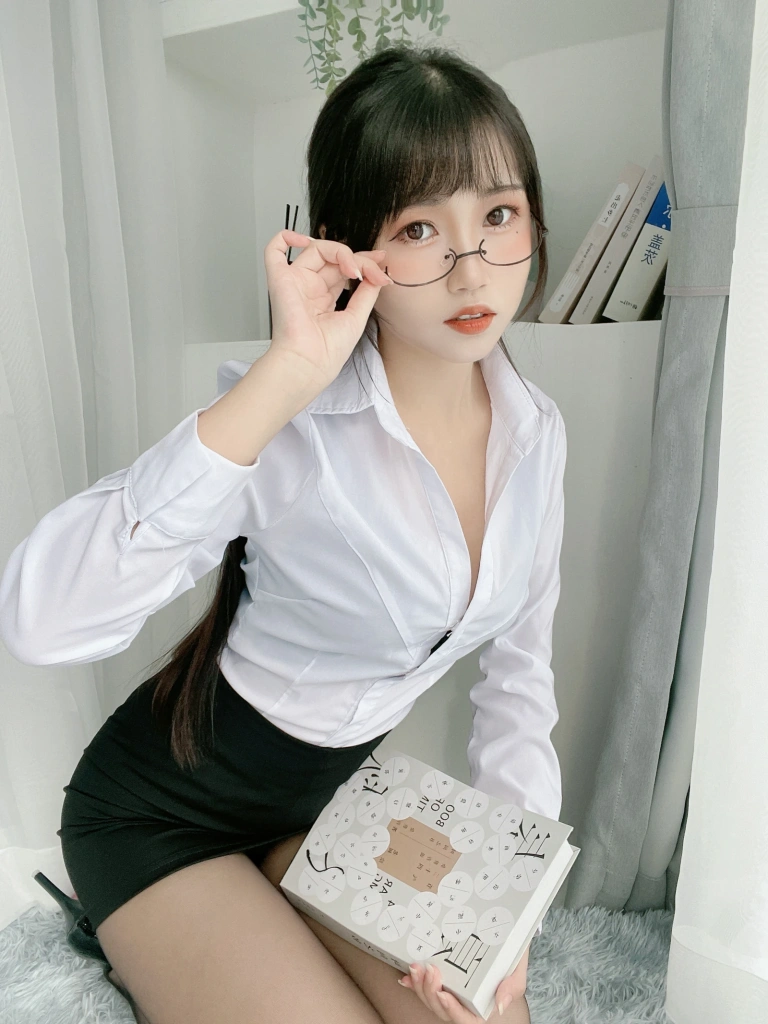 不呆猫《黑丝包臀裙OL》主题写真：24张全套美图，含5个视频