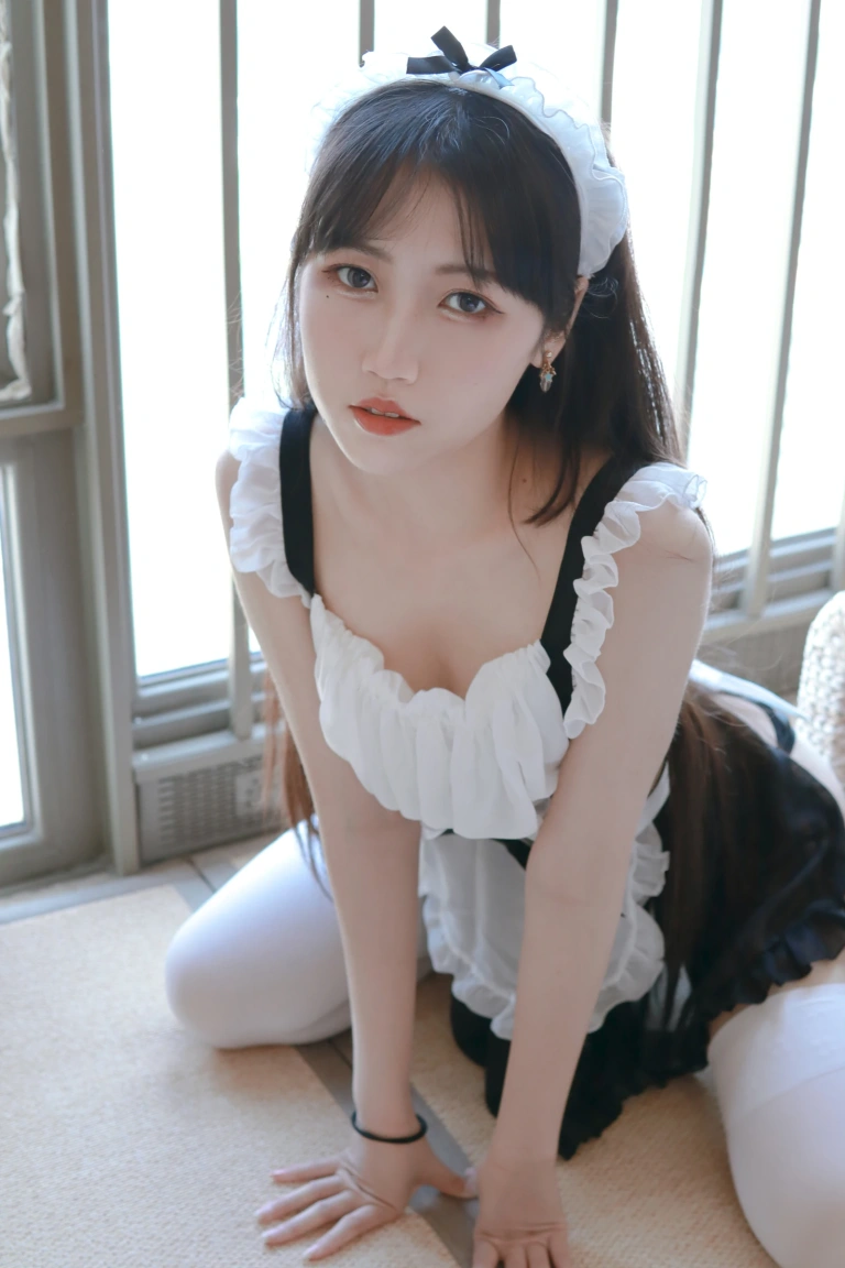 不呆猫《小女仆》主题写真：26张全套美图