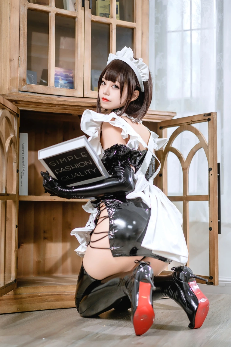 蜜汁猫裘《胶衣女仆》主题写真：47张全套美图