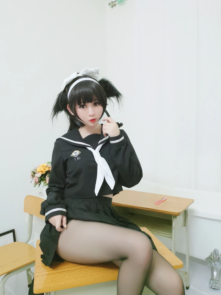 依酱《爱岩》主题写真：14张全套美图
