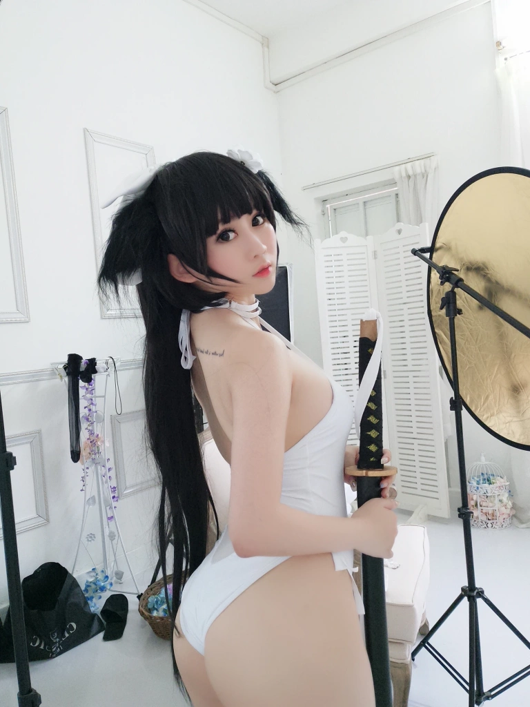 依酱《爱岩》主题写真：14张全套美图