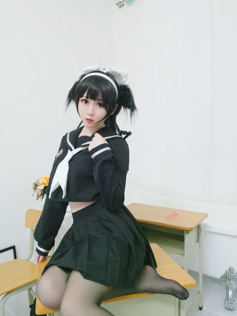 依酱《爱岩》主题写真：14张全套美图