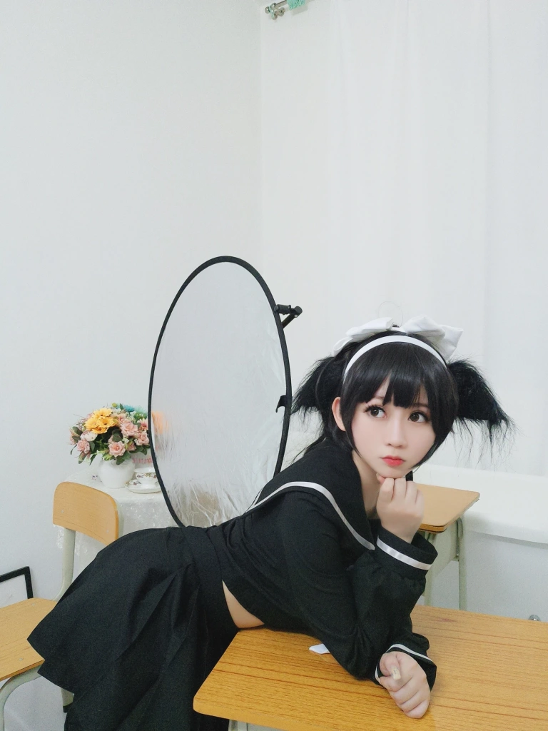 依酱《爱岩》主题写真：14张全套美图